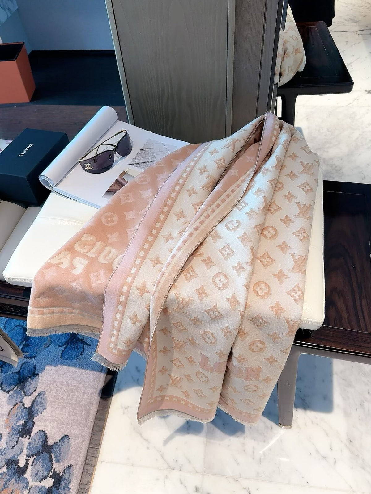 2026 New Vintage Pattern Cashmere Scarf – Colorful Contrast Border, Elegant French-Inspired Style