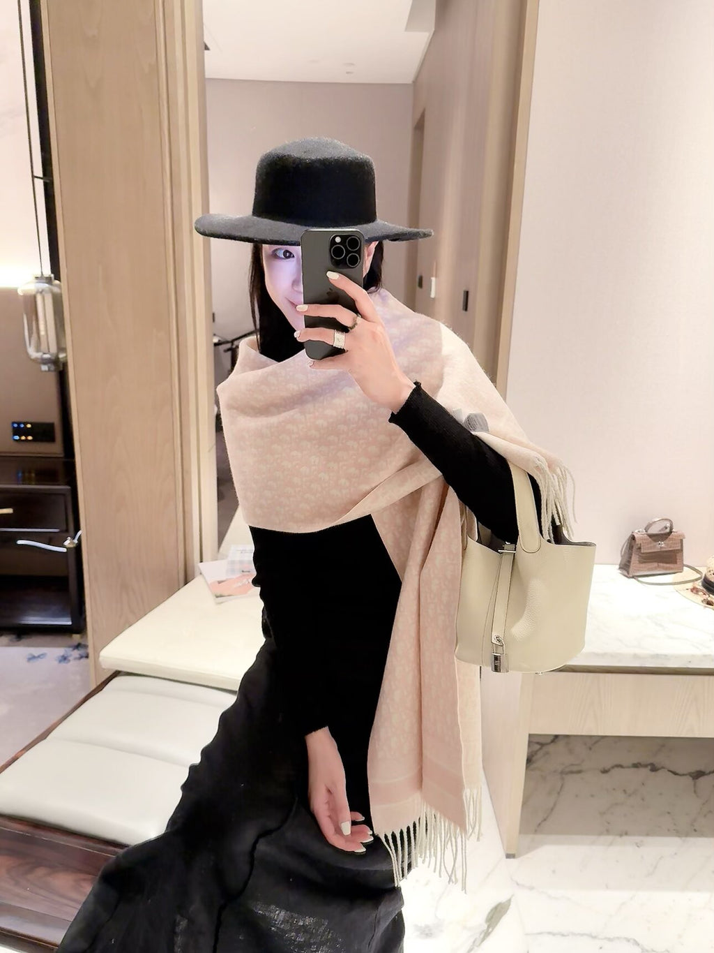 2026 Full-Coverage Geometric Wool Scarf – Refined French-Inspired Winter Style