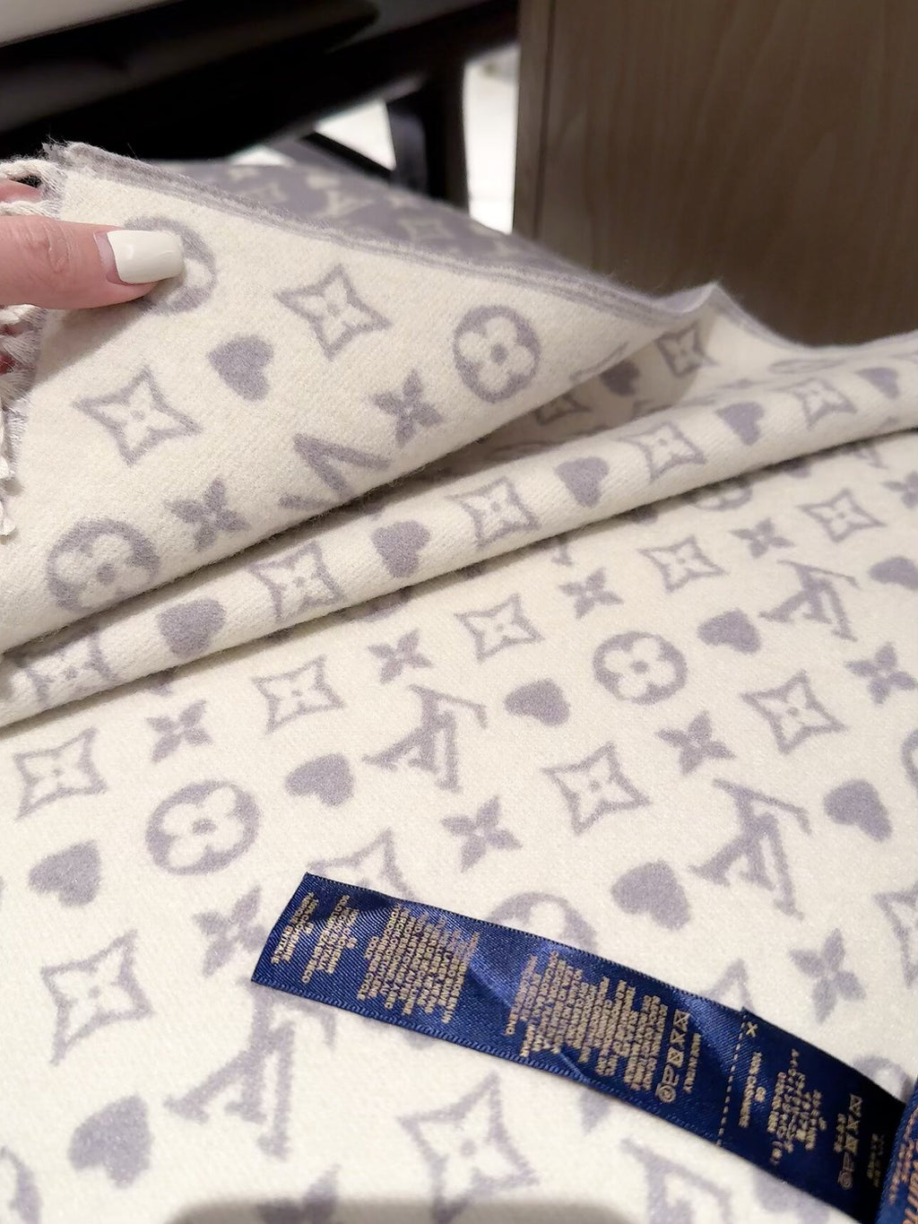 2026 New Heart Jacquard Cashmere Scarf – Sweet & Refined Winter Style