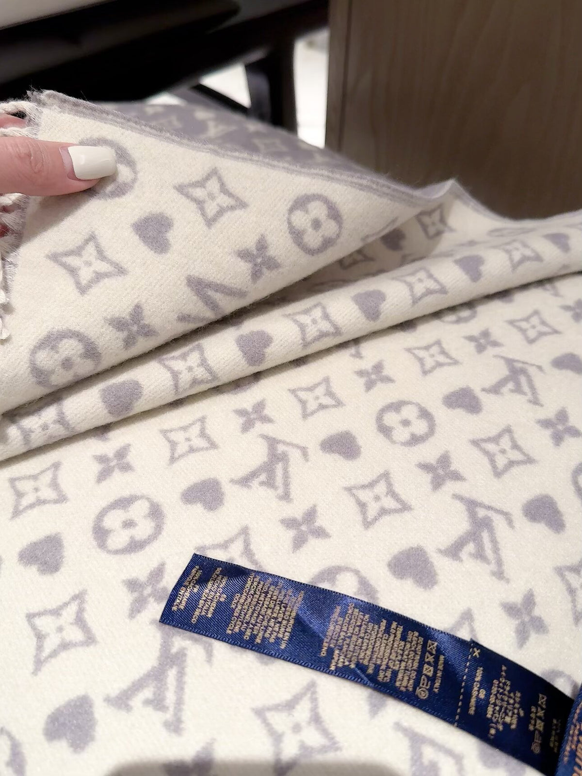 2026 New Heart Jacquard Cashmere Scarf – Sweet & Refined Winter Style