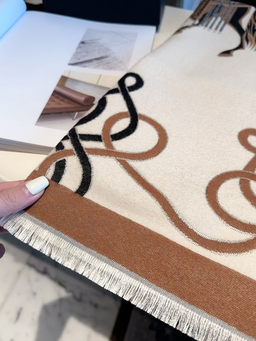 2026 New Vintage Equestrian Cashmere Scarf – Ornamental Horse Motif, Elegant Heritage Style