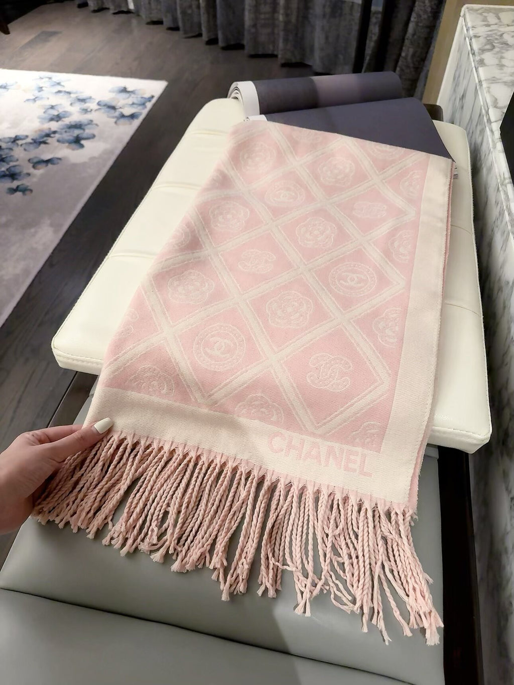 ✨ 2026 New Vintage Diamond Jacquard Cashmere Scarf – Refined Retro Elegance