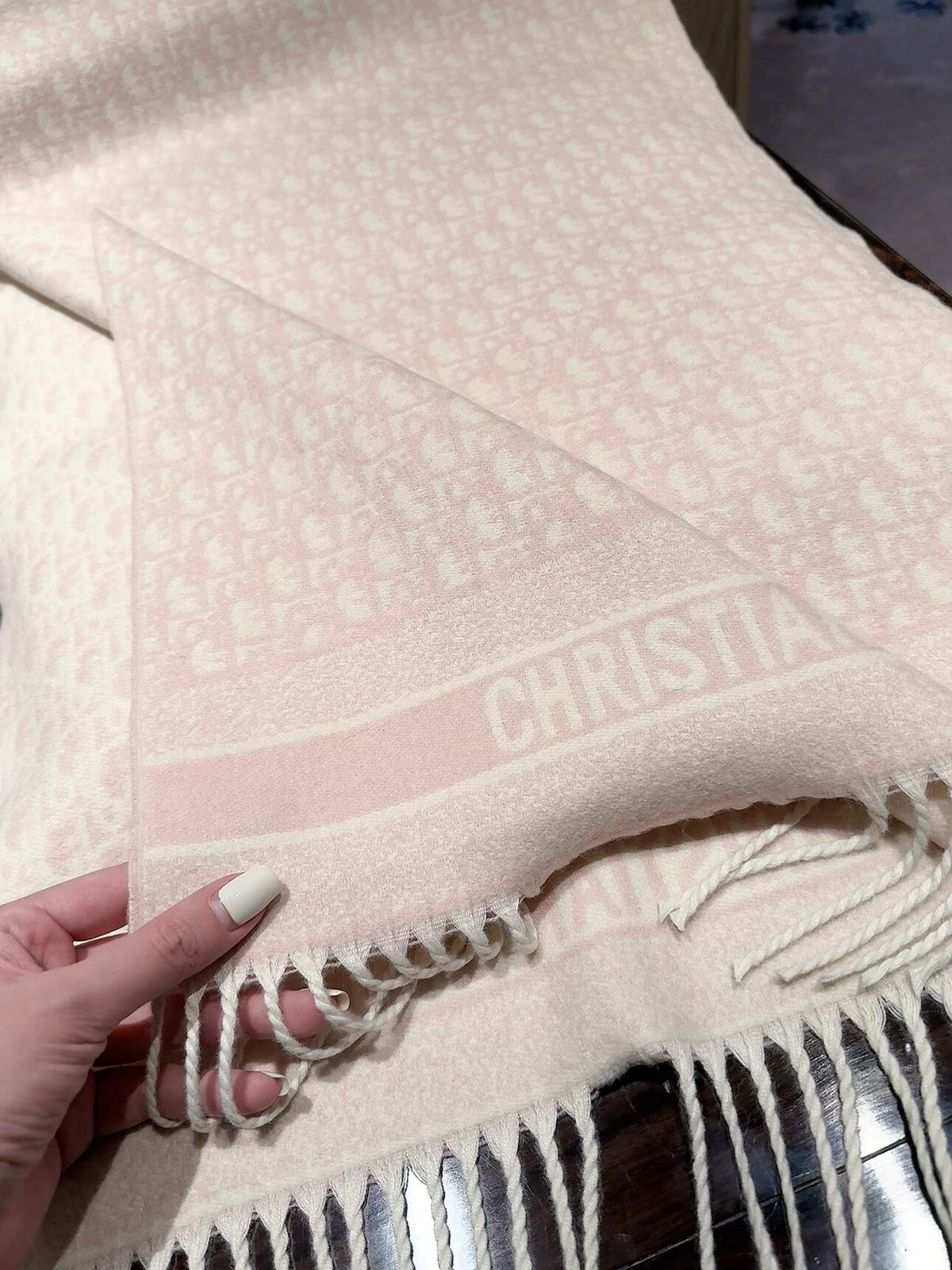 2026 Full-Coverage Geometric Wool Scarf – Refined French-Inspired Winter Style
