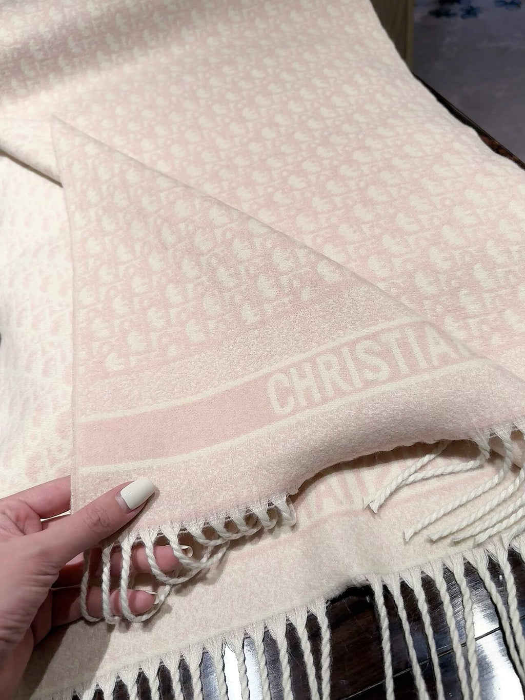 2026 Full-Coverage Geometric Wool Scarf – Refined French-Inspired Winter Style