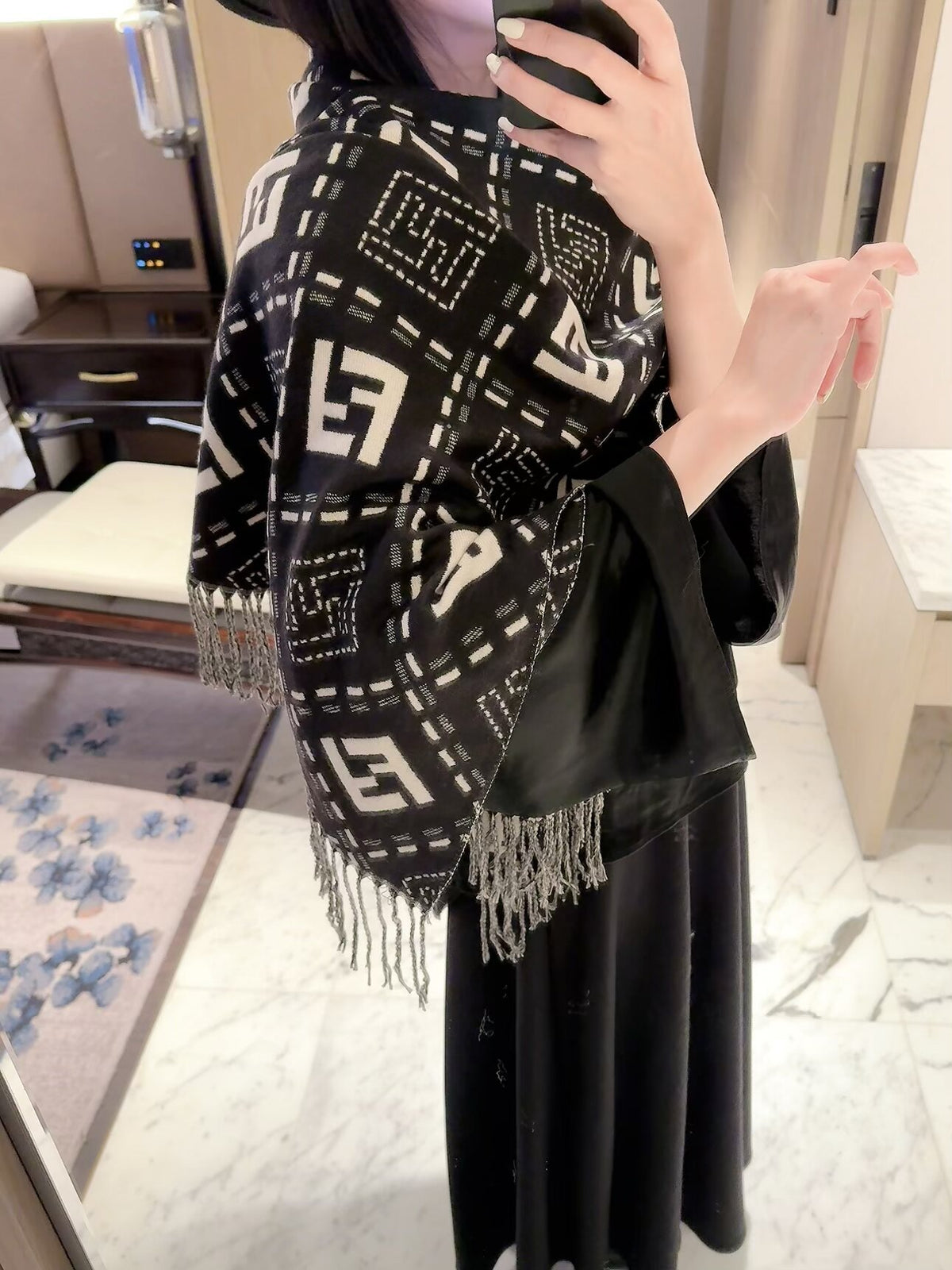 2026 New Geometric Jacquard Cashmere Scarf – Soft Thick Cashmere, Reversible Styling, Multiple Colors