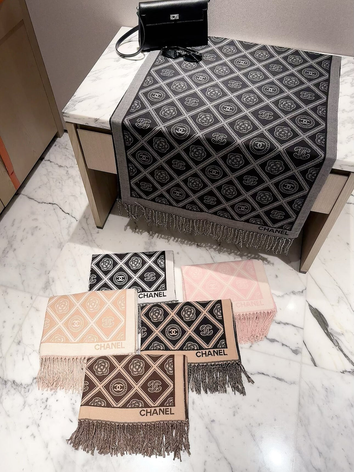 ✨ 2026 New Vintage Diamond Jacquard Cashmere Scarf – Refined Retro Elegance