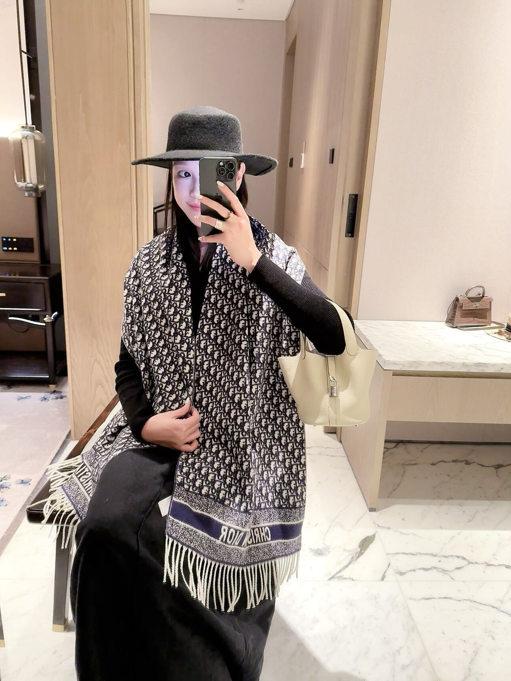 2026 Full-Coverage Geometric Wool Scarf – Refined French-Inspired Winter Style