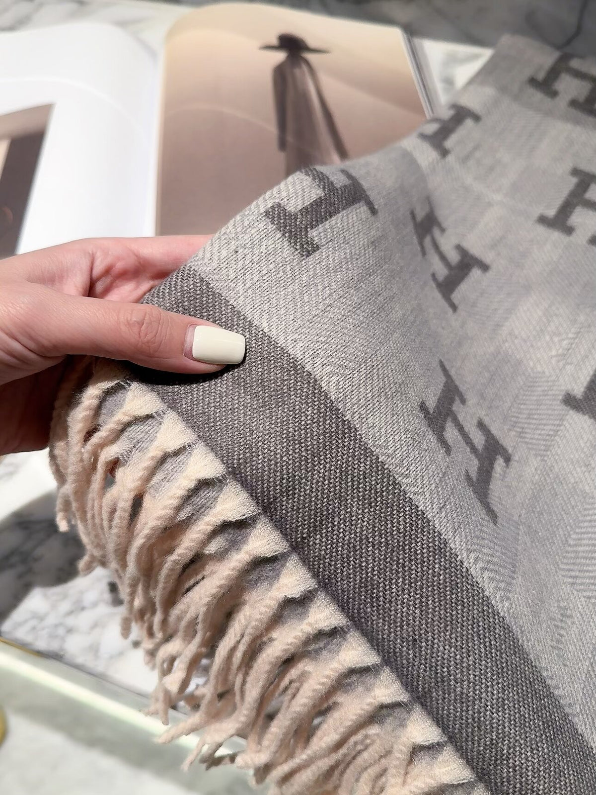 2026 New Checkered Cashmere Scarf – Elegant Autumn/Winter Essential