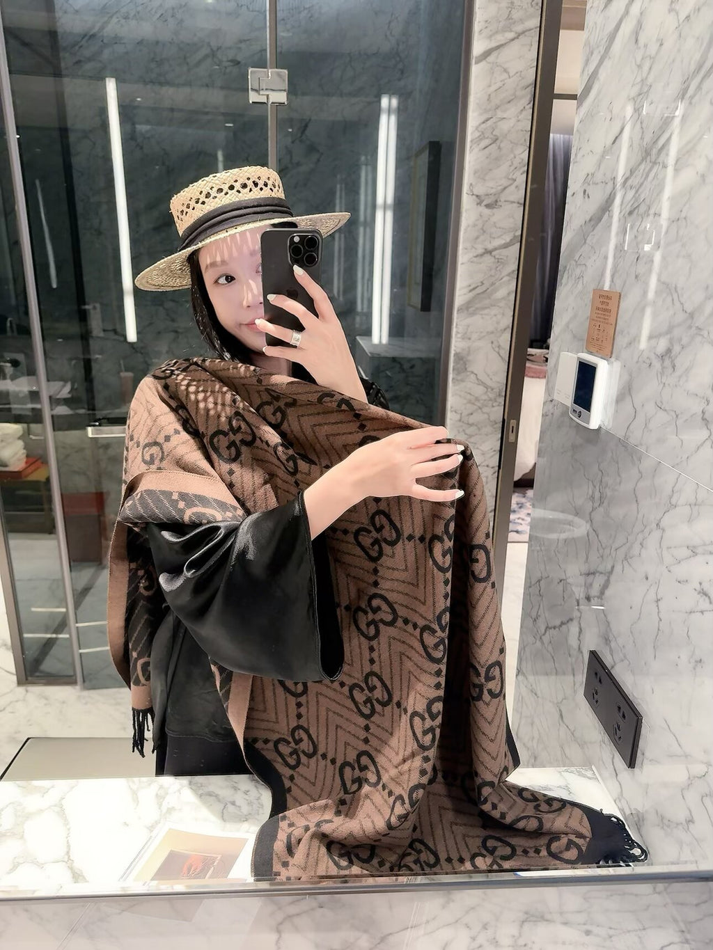 2026 New Chevron Wave Cashmere Scarf – Geometric Jacquard, Contrast Border, Vintage-Inspired Style