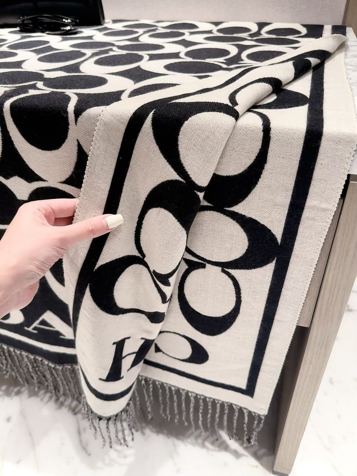 2026 New Classic Letter Pattern Cashmere Scarf ✨ Soft Thick Cashmere, Versatile Scarf & Wrap